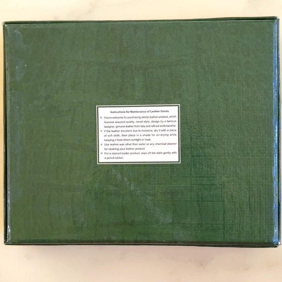 NWT. Crocodile Men's Leather Wallet with Carved Brand Name and Silver Logo. - Picture 4 of 4